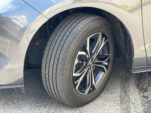 Used 2025 Toyota Sienna Platinum AWD/4WD image 3