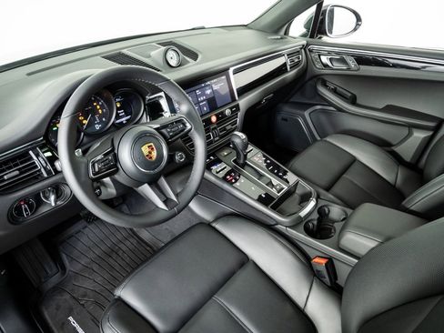 New 2026 Porsche Macan image 4