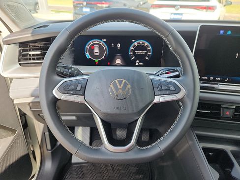New 2025 Volkswagen Tiguan SE image 16
