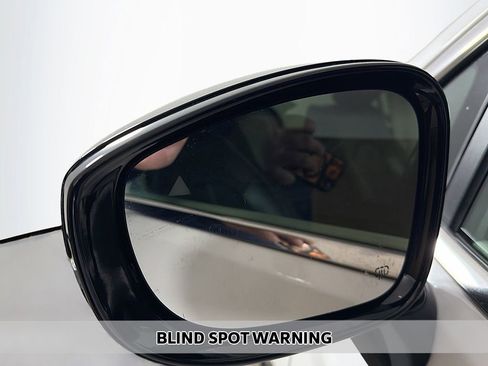 Used 2024 Chrysler Pacifica Touring-L image 3