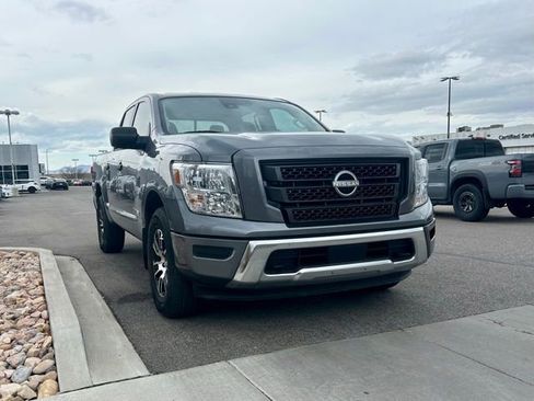 Used 2024 Nissan Titan 4x4 Crew Cab image 3