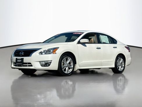 Used 2013 Nissan Altima 2.5 SL w/ Technology Pkg FWD image 3