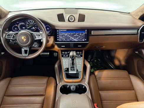 Certified 2022 Porsche Cayenne Turbo S AWD/4WD image 17