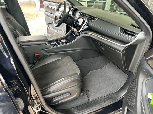 Used 2023 Jeep Grand Cherokee Altitude image 39