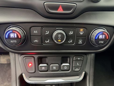 Certified 2018 GMC Terrain SLT w/ Preferred Package image 18