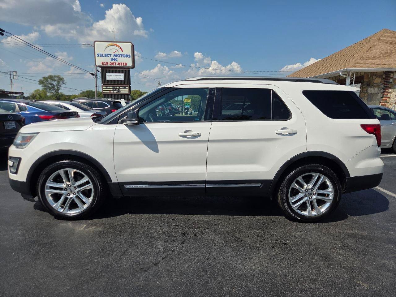 Used 2017 Ford Explorer XLT w/ Equipment Group 202A FWD image 3
