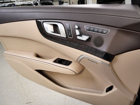 Used 2017 Mercedes-Benz SL 550 image 32