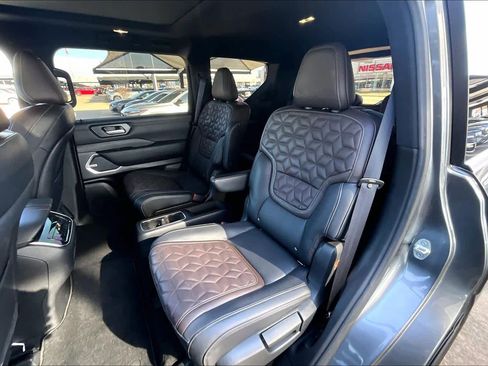 Used 2025 Nissan Armada Platinum Reserve image 18
