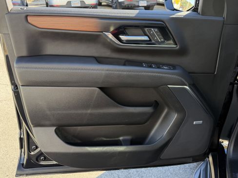 Used 2025 GMC Yukon XL Denali image 17