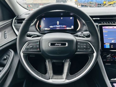 Used 2023 Jeep Grand Cherokee L Limited w/ Black Appearance Package image 18