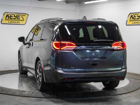 Used 2020 Chrysler Pacifica Limited FWD image 2
