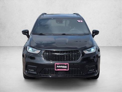 Used 2023 Chrysler Pacifica Limited w/ S Appearance Package AWD/4WD image 2