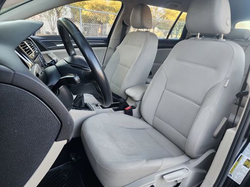 Used 2019 Volkswagen Golf S image 26