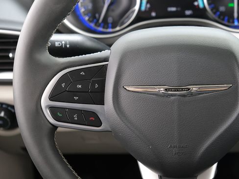 Used 2022 Chrysler Pacifica Touring-L FWD image 11