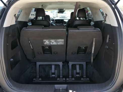 Used 2025 Kia Carnival FWD image 23