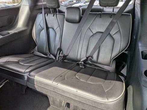 Used 2025 Chrysler Pacifica Limited FWD image 28
