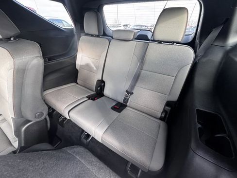 Used 2025 Chevrolet Traverse LT image 8