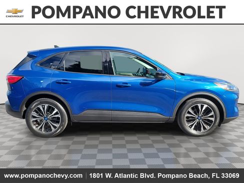 Used 2022 Ford Escape SE w/ SE Sport Appearance Package image 2