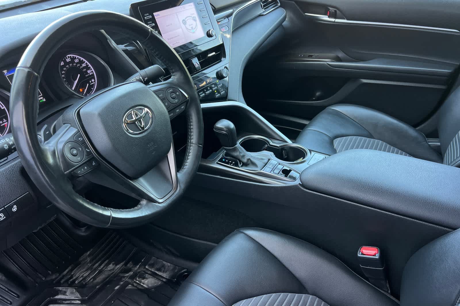 Used 2022 Toyota Camry SE w/ Cold Weather Package FWD image 15