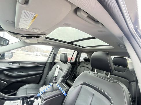 Used 2022 Jeep Grand Cherokee Limited image 22