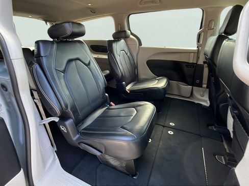 Used 2024 Chrysler Pacifica Touring-L image 22