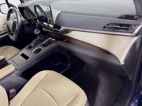 Used 2022 Toyota Sienna XLE image 29