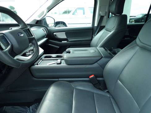 Used 2025 Ford Expedition Active AWD/4WD image 9