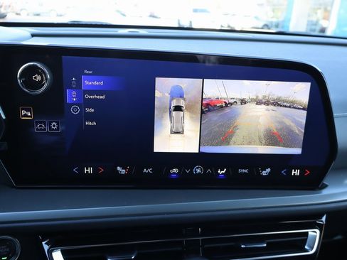 Used 2025 Chevrolet Traverse LT w/ Driver Confidence Package image 9