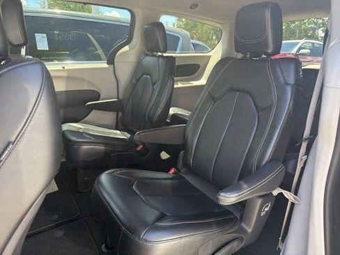 Used 2023 Chrysler Pacifica Touring-L FWD image 5