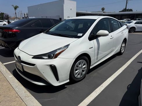 Used 2020 Toyota Prius LE FWD image 2