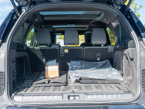 Certified 2024 Land Rover Discovery Dynamic SE image 38