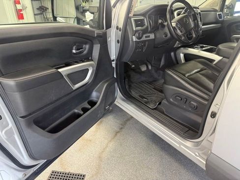 Used 2019 Nissan Titan PRO-4X w/ Pro-4x Convenience Package AWD/4WD image 13