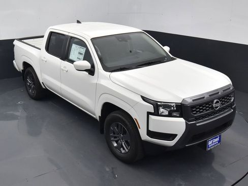 Certified 2025 Nissan Frontier SV image 30