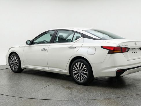 Used 2025 Nissan Altima 2.5 SV image 6