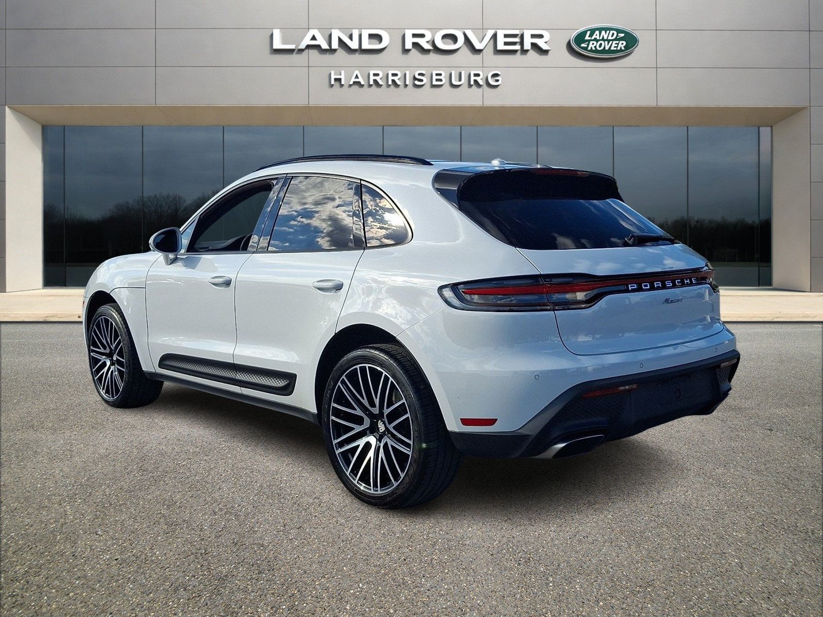 Used 2022 Porsche Macan AWD/4WD image 2