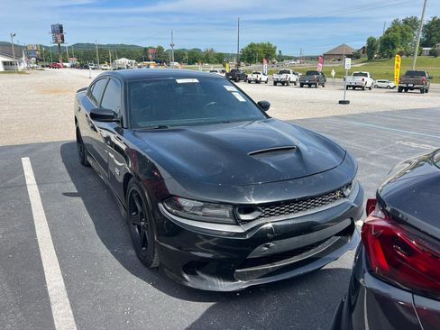 Used 2019 Dodge Charger Scat Pack w/ Dynamics Package RWD image 2