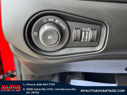 Used 2016 Jeep Renegade Limited image 23