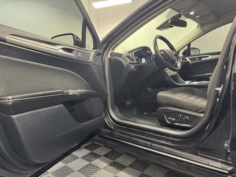 Used 2020 Ford Fusion SE image 9