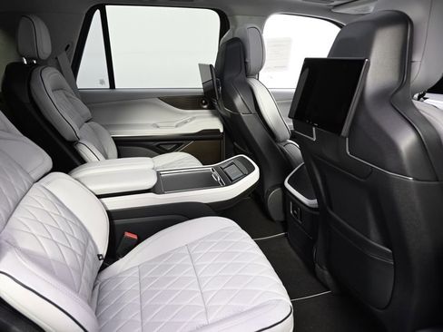 New 2026 Lincoln Navigator Black Label AWD/4WD image 18