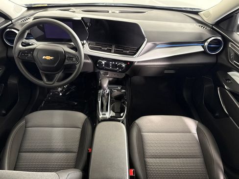 Used 2025 Chevrolet Trax LT FWD image 11