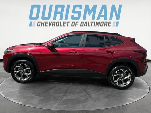 Used 2025 Chevrolet Trax LT w/ LT Convenience Package FWD image 3