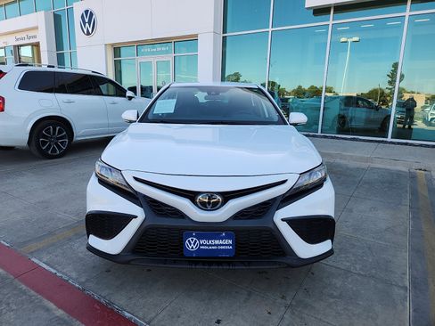 Used 2023 Toyota Camry SE image 2