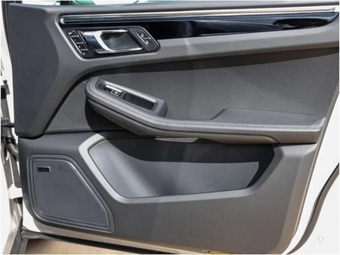 Certified 2025 Porsche Macan image 26