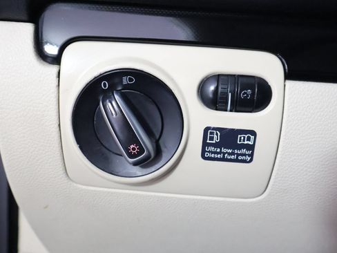 Used 2010 Volkswagen Jetta TDI FWD image 36