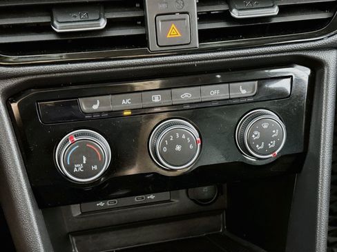 Used 2023 Volkswagen Taos SE w/ Panoramic Sunroof Package FWD image 19