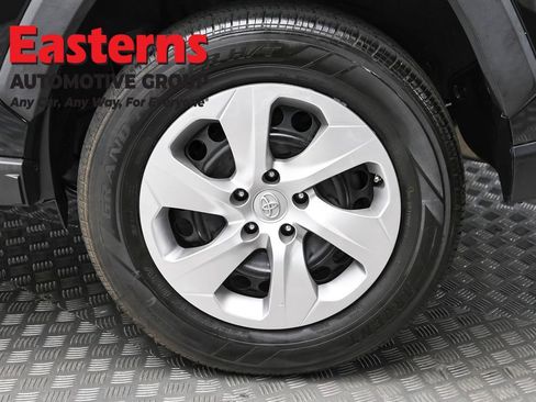 Used 2021 Toyota RAV4 LE image 8