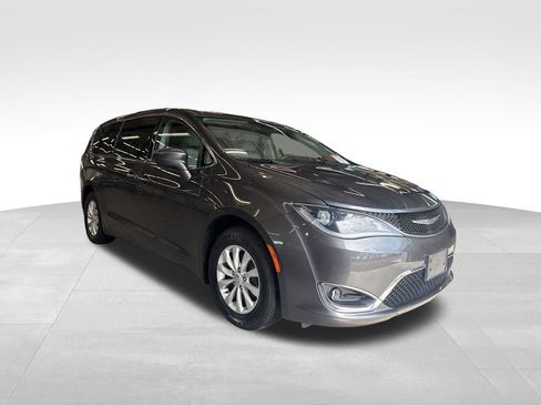 Used 2018 Chrysler Pacifica Touring Plus FWD image 31
