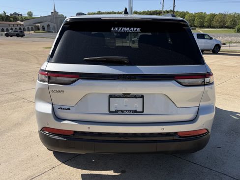Used 2025 Jeep Grand Cherokee Altitude AWD/4WD image 6