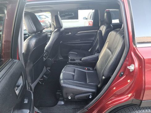 Used 2017 Toyota Highlander SE w/ Carpet Mat Package AWD/4WD image 10