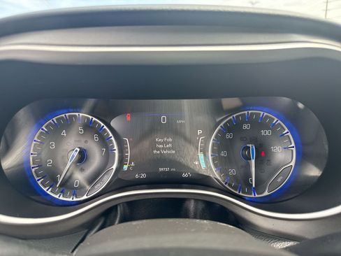 Used 2024 Chrysler Pacifica Touring-L FWD image 15